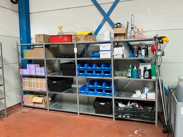 Magazijnstelling met inhoud - afbeelding 1 van  17