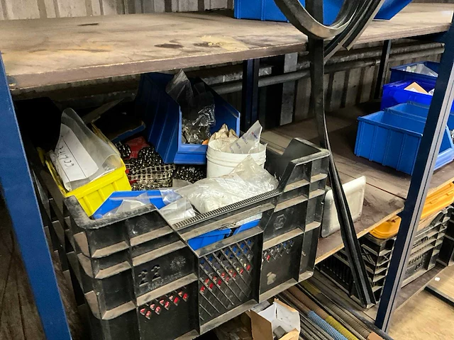 Magazijnstelling met inhoud - afbeelding 6 van  26