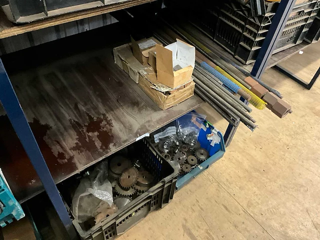 Magazijnstelling met inhoud - afbeelding 7 van  26