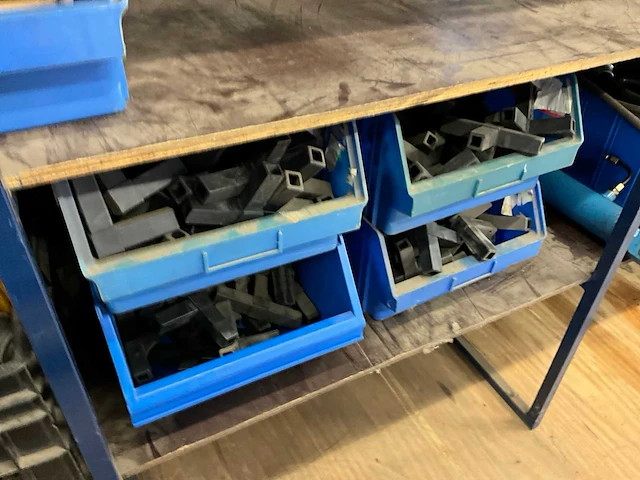 Magazijnstelling met inhoud - afbeelding 13 van  26