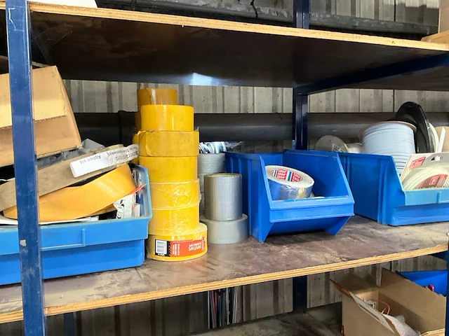 Magazijnstelling met inhoud - afbeelding 15 van  26