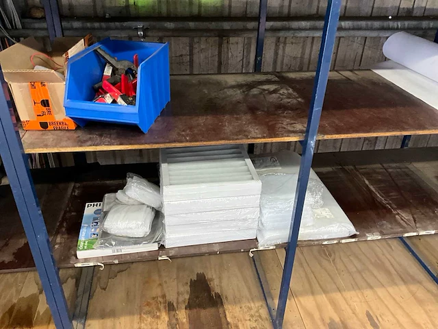 Magazijnstelling met inhoud - afbeelding 17 van  26
