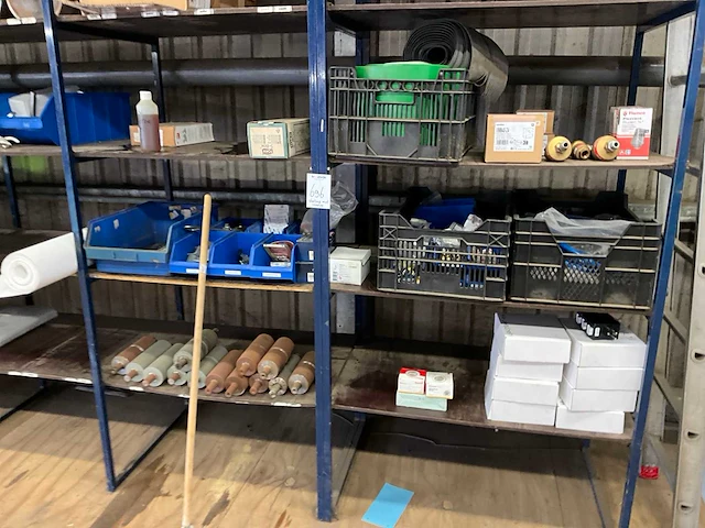 Magazijnstelling met inhoud - afbeelding 12 van  26