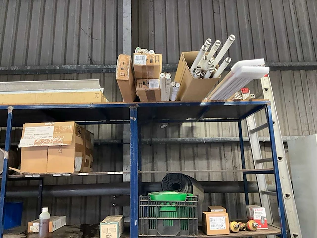 Magazijnstelling met inhoud - afbeelding 20 van  26