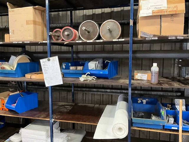 Magazijnstelling met inhoud - afbeelding 22 van  26