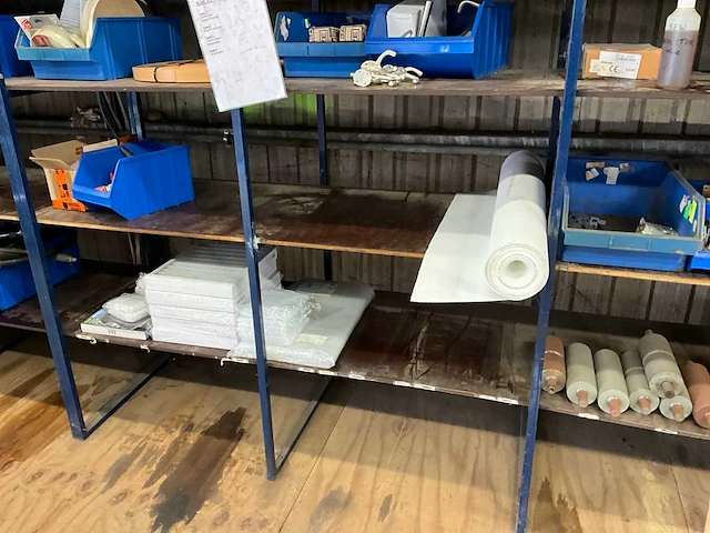 Magazijnstelling met inhoud - afbeelding 23 van  26