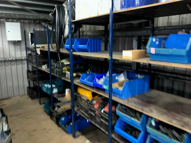 Magazijnstelling met inhoud - afbeelding 24 van  26
