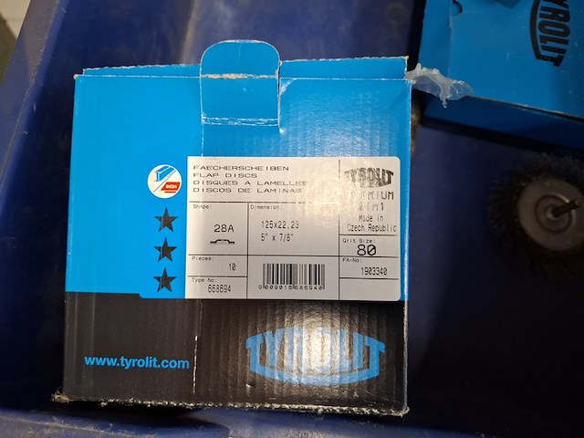 Magazijnstelling met inhoud - afbeelding 5 van  20