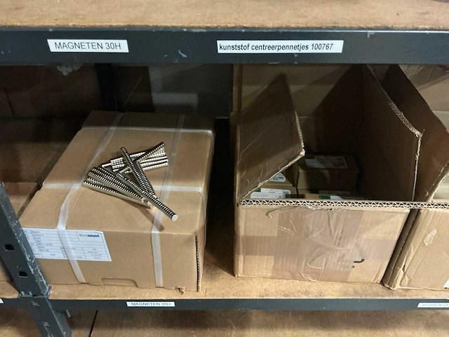 Magazijnstelling met inhoud - afbeelding 2 van  11