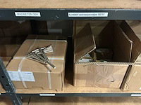 Magazijnstelling met inhoud - afbeelding 2 van  11