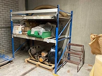 Magazijnstelling met inhoud