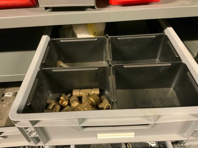 Magazijnstelling met metaalwaren - afbeelding 2 van  24