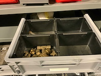 Magazijnstelling met metaalwaren - afbeelding 2 van  24