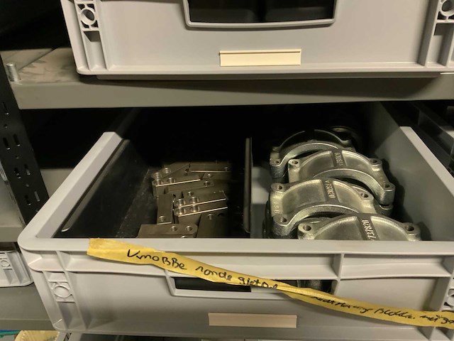 Magazijnstelling met metaalwaren - afbeelding 7 van  24