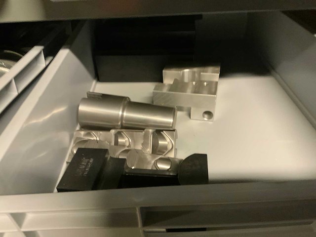 Magazijnstelling met metaalwaren - afbeelding 8 van  24