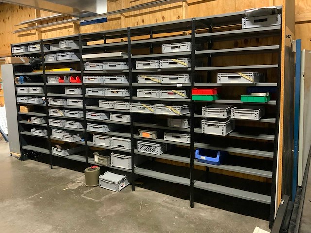 Magazijnstelling met metaalwaren - afbeelding 1 van  24