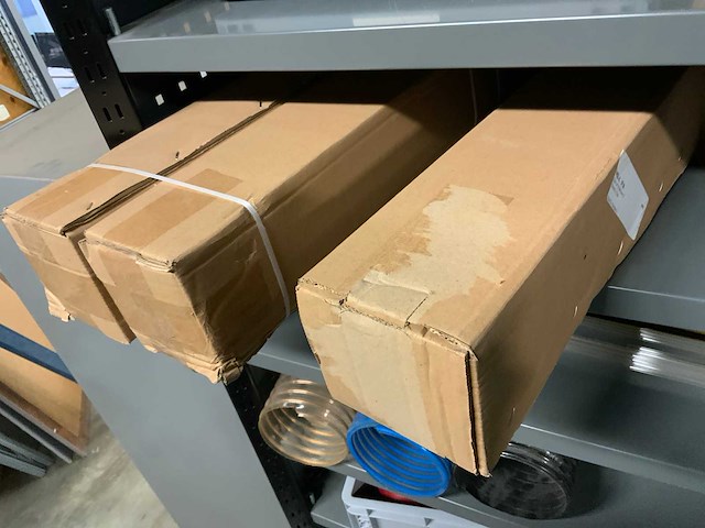 Magazijnstelling met metaalwaren - afbeelding 16 van  24