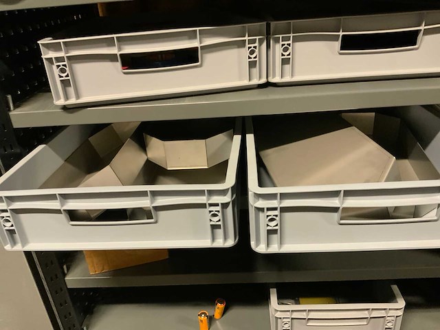 Magazijnstelling met metaalwaren - afbeelding 18 van  24