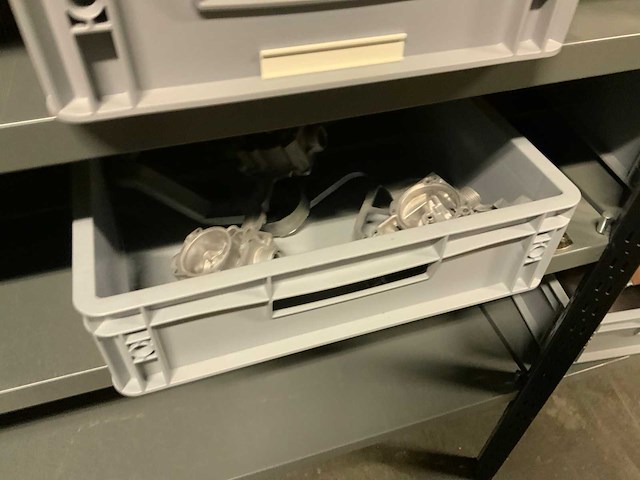 Magazijnstelling met metaalwaren - afbeelding 19 van  24