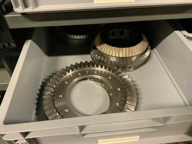 Magazijnstelling met metaalwaren - afbeelding 21 van  24