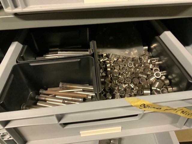 Magazijnstelling met metaalwaren - afbeelding 22 van  24