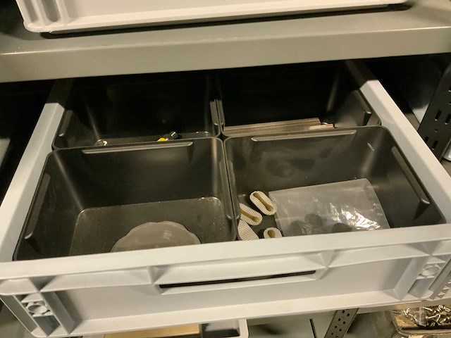 Magazijnstelling met metaalwaren - afbeelding 24 van  24