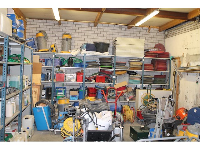 Magazijnstellingen bestaande uit 22 staanders 62 x 210 cm en ruim 80 legbladen 60 x 100 cm. let op! afhalen... - afbeelding 1 van  4