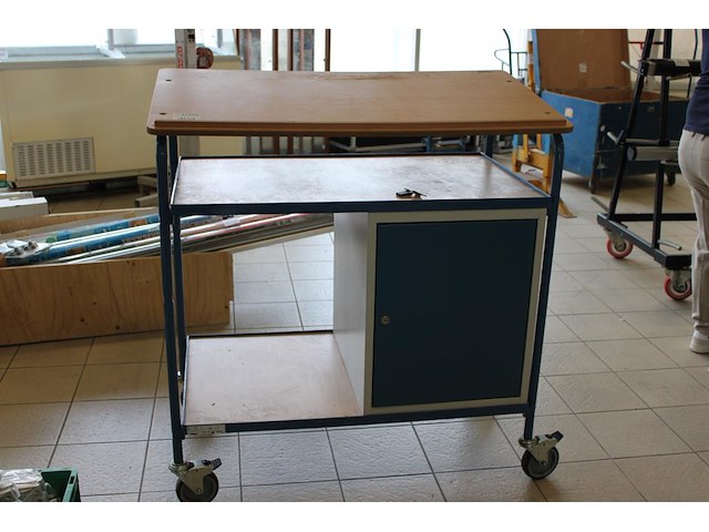 Magazijntafel fetra voorzien van kast, sleutel aanwezig. afmeting 110 x 61 x 119 cm. - afbeelding 1 van  2