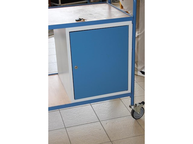 Magazijntafel fetra voorzien van kast, sleutel aanwezig. afmeting 110 x 61 x 119 cm. - afbeelding 2 van  2