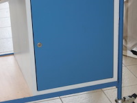 Magazijntafel fetra voorzien van kast, sleutel aanwezig. afmeting 110 x 61 x 119 cm. - afbeelding 2 van  2