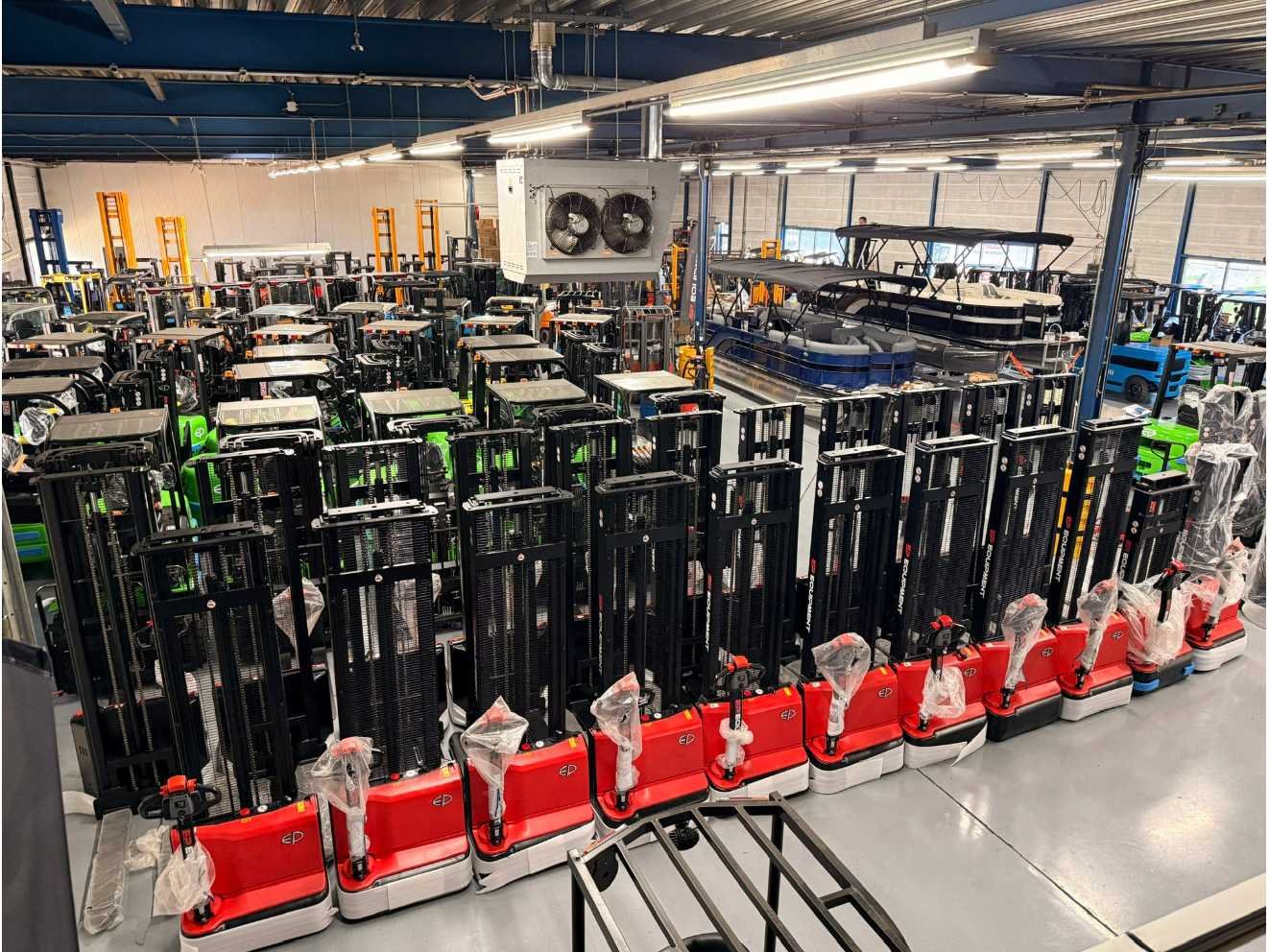 Magazijnverkoop interne transportmachines, quads, gereedschappen