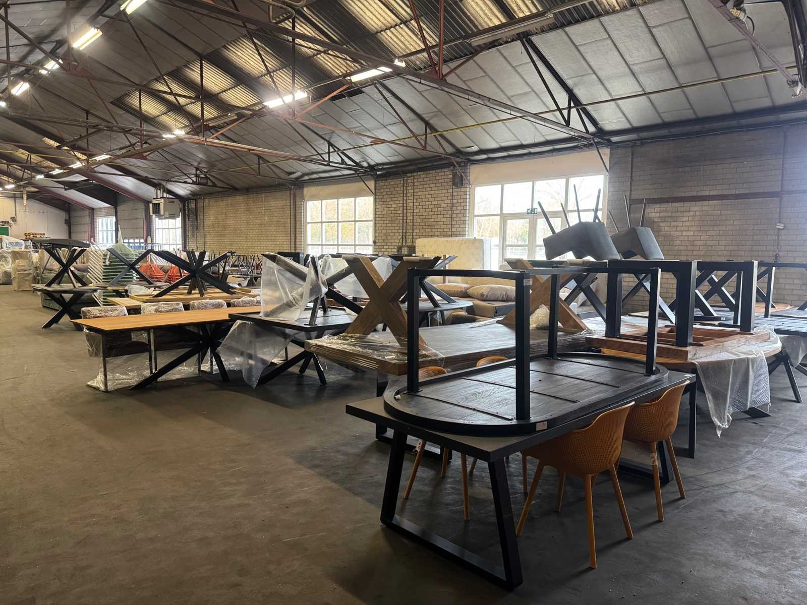 Magazijnvoorraad en showroommeubilair wegens bedrijfsverhuizing