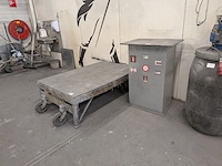 Magazijnwagen en werktafel