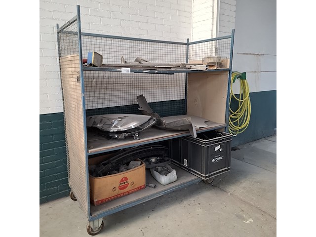 Magazijnwagen met diverse auto-onderdelen - afbeelding 1 van  9