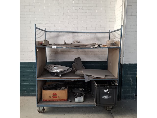 Magazijnwagen met diverse auto-onderdelen - afbeelding 2 van  9