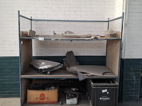 Magazijnwagen met diverse auto-onderdelen - afbeelding 2 van  9