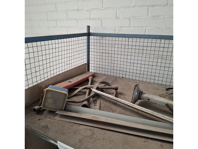 Magazijnwagen met diverse auto-onderdelen - afbeelding 3 van  9