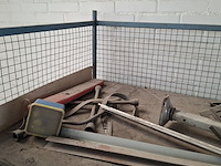 Magazijnwagen met diverse auto-onderdelen - afbeelding 3 van  9