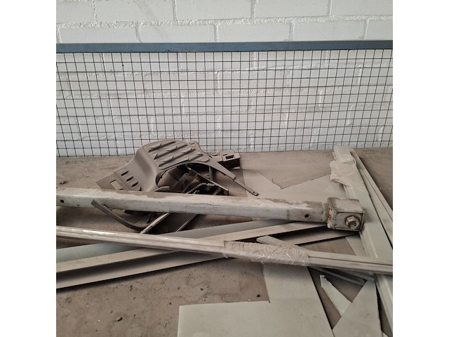 Magazijnwagen met diverse auto-onderdelen - afbeelding 4 van  9