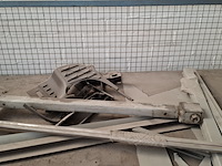 Magazijnwagen met diverse auto-onderdelen - afbeelding 4 van  9