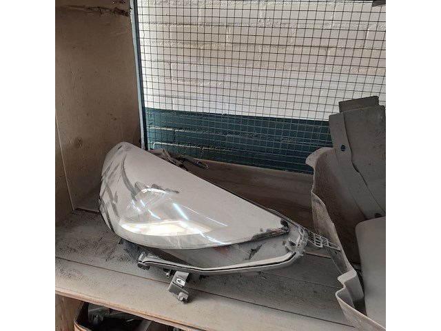 Magazijnwagen met diverse auto-onderdelen - afbeelding 5 van  9