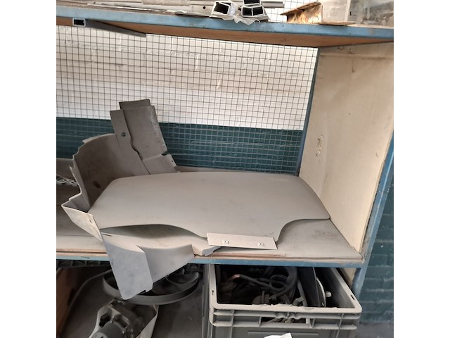 Magazijnwagen met diverse auto-onderdelen - afbeelding 6 van  9