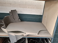 Magazijnwagen met diverse auto-onderdelen - afbeelding 6 van  9