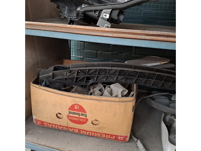 Magazijnwagen met diverse auto-onderdelen - afbeelding 7 van  9