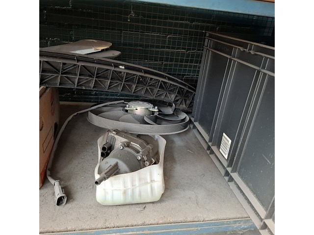 Magazijnwagen met diverse auto-onderdelen - afbeelding 8 van  9