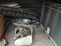 Magazijnwagen met diverse auto-onderdelen - afbeelding 8 van  9