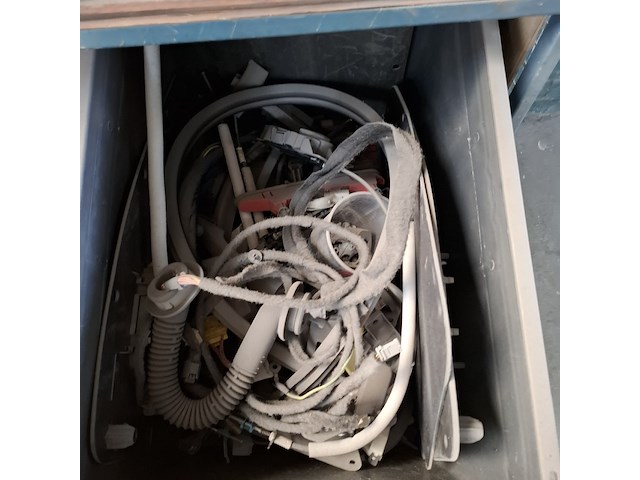 Magazijnwagen met diverse auto-onderdelen - afbeelding 9 van  9