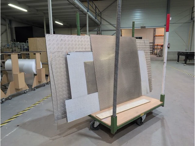 Magazijnwagen met diverse traanplaten - afbeelding 1 van  5