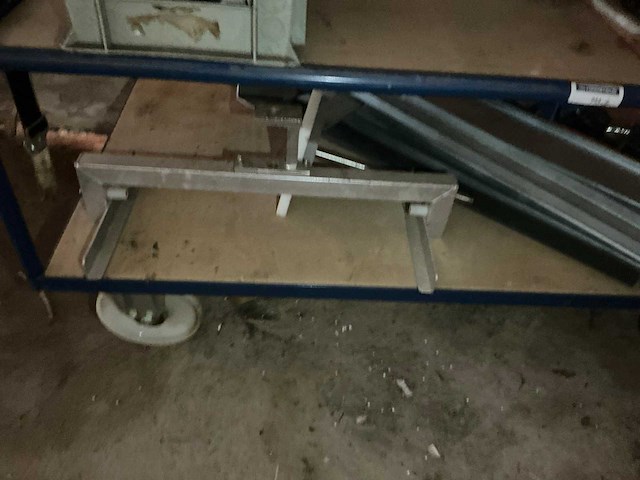 Magazijnwagen met inhoud - afbeelding 2 van  2
