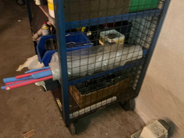 Magazijnwagen met inhoud - afbeelding 2 van  12
